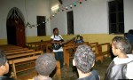 Les élèves chantent pour la première fois dans la paroisse de Tuo