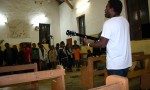 Les élèves chantent pour la première fois dans la paroisse de Tuo